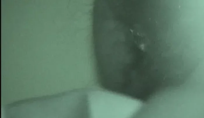 居酒屋トイレ13 – 覗き穴から盗撮した夜間映像 少女の用足し隠しカム のスクリーンショット 2