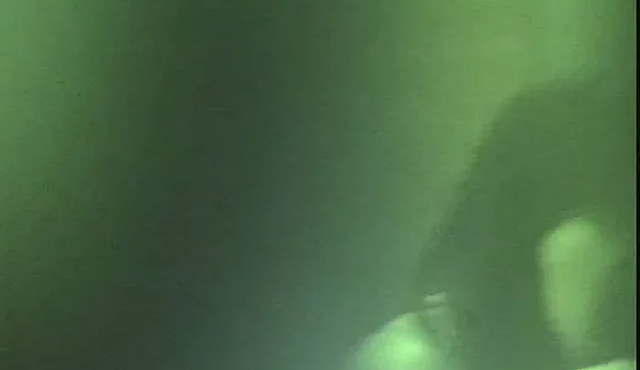 居酒屋トイレ13 – 覗き穴から盗撮した夜間映像 少女の用足し隠しカム のスクリーンショット 3