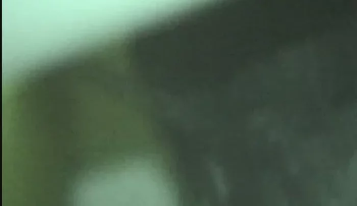 居酒屋のトイレ盗撮 – 覗き穴から撮影した隠しカメラ映像 のスクリーンショット 2