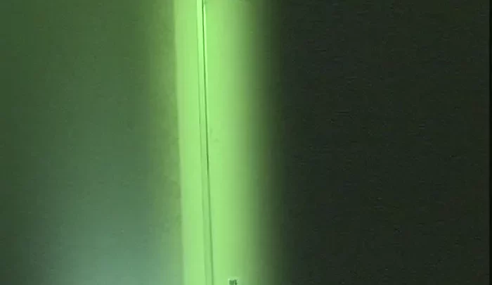 居酒屋トイレ盗撮19 – 覗き穴からの無修正隠しカメラ映像 夜間撮影の便所盗み見 のスクリーンショット 4