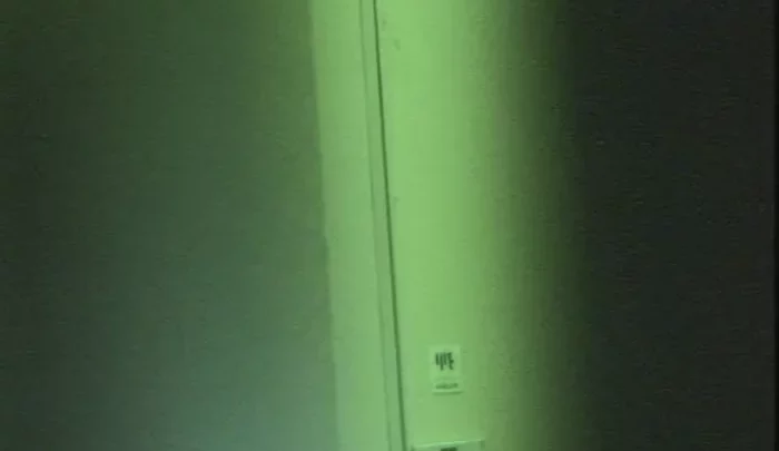 居酒屋トイレ盗撮1 – 覗き穴から撮影した隠しカメラ映像 のスクリーンショット 4