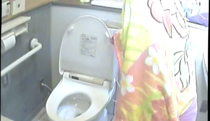 和式トイレの覗き穴から盗撮した隠しカメラ映像。無許可撮影の禁断の瞬間を捉えた衝撃の内容。 のスクリーンショット 3
