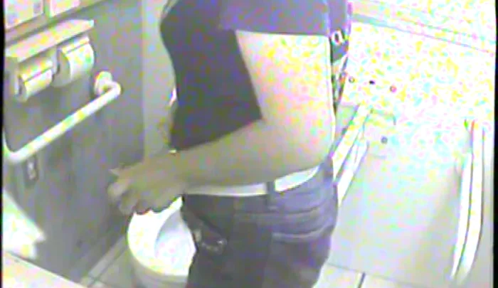 和式トイレ盗撮 隠しカメラで覗かれる無防備な瞬間 のスクリーンショット 3
