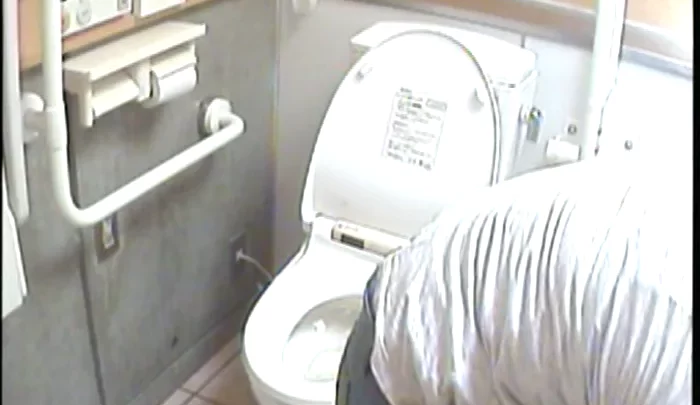 海眼14 和式トイレ盗撮 – 覗き穴から覗かれる無防備な瞬間 のスクリーンショット 3