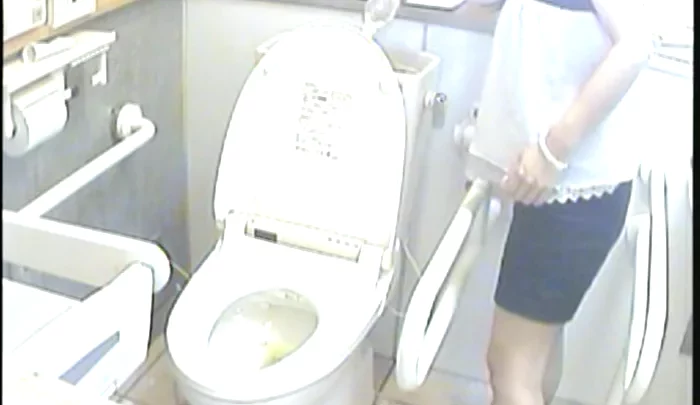 和式トイレ盗撮 覗き穴から覗かれる無防備な瞬間 のスクリーンショット 1