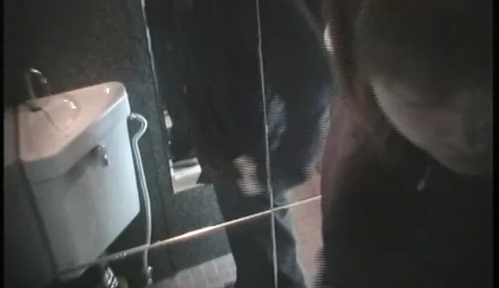 カラオケ店のトイレに仕掛けた隠しカメラで盗撮 和式便所で用を足す女性たちの無防備な姿 のスクリーンショット 1