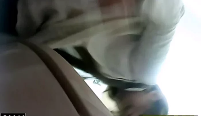 女子トイレの盗撮映像 無修正でお漏らしする素人の様子を隠しカメラで捉える のスクリーンショット 1