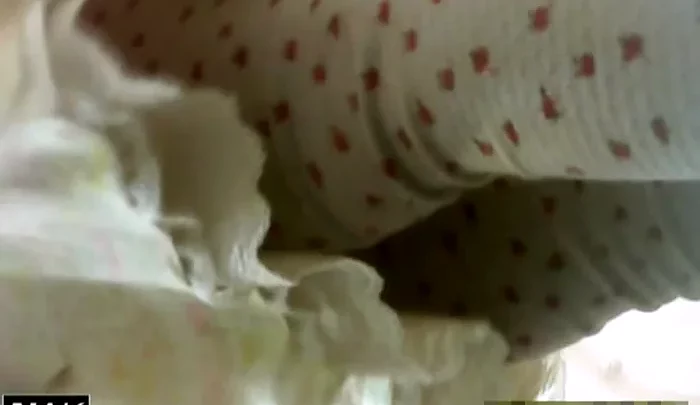 女子トイレの盗撮映像 無修正でお漏らしする素人の様子を隠しカメラで捉える のスクリーンショット 3