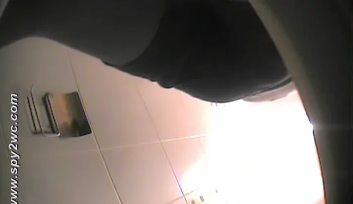 ロシア大学トイレ盗撮 – 女子が個室で放尿する隠しカメラ映像 のスクリーンショット 1
