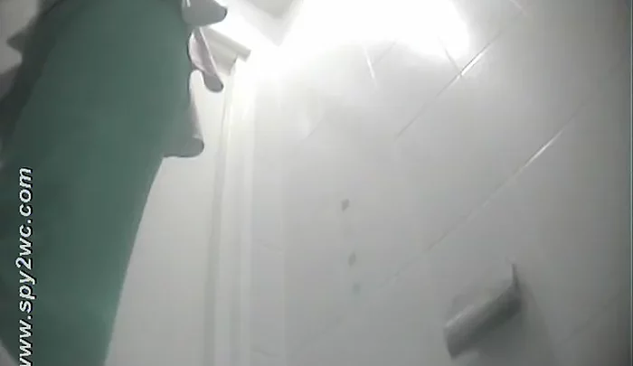 ロシア大学トイレ盗撮 – 女子が個室で放尿する隠しカメラ映像 のスクリーンショット 2
