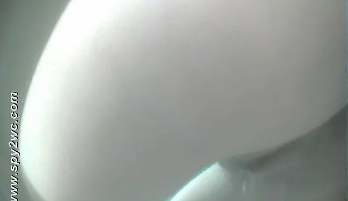 ロシア大学トイレ盗撮 – 女子が個室で放尿する隠しカメラ映像 のスクリーンショット 3