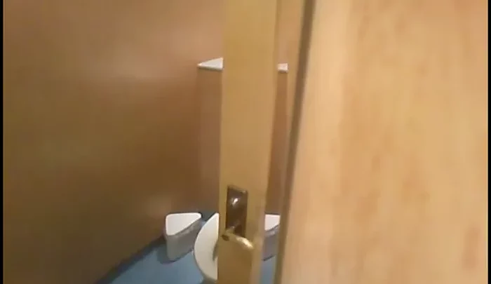 隠し撮りトイレ盗撮 新作隠しカメラ アジアン美女のおしっこ映像 トイレスパイ覗き動画 のスクリーンショット 3