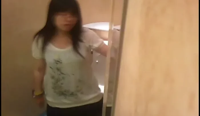 隠し撮りトイレ盗撮 新作隠しカメラ アジアン美女のおしっこ映像 トイレスパイ覗き動画 のスクリーンショット 4