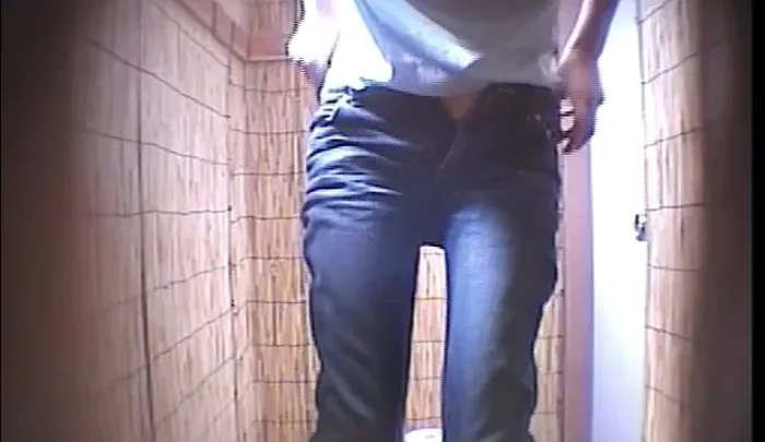 海の家トイレ盗撮22 – 覗き穴から覗かれる無防備な瞬間 のスクリーンショット 3