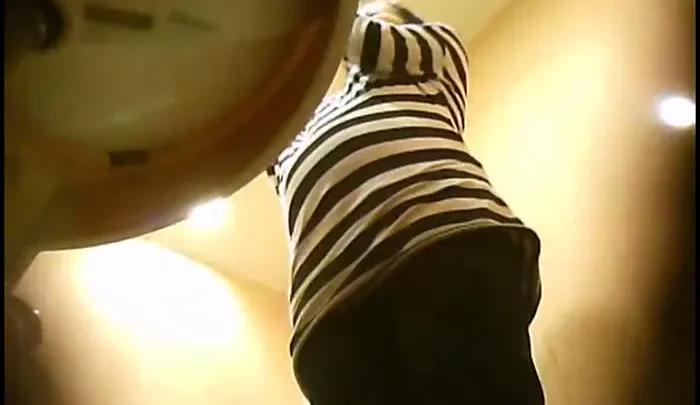 隠し撮りトイレ盗撮 新作隠しカメラ映像 日本人女性のおしっこ盗撮 のスクリーンショット 1