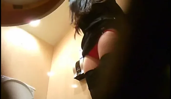 隠しカメラで盗撮したトイレでのおしっこ映像 素人女子の無防備な姿 のスクリーンショット 1