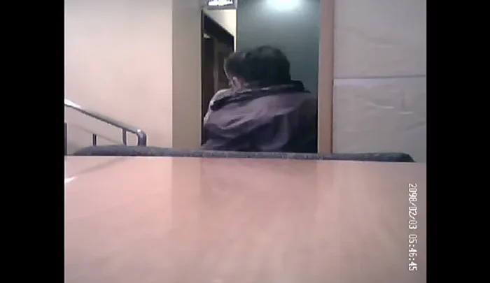 隠しカメラで盗撮したトイレでのおしっこ映像 素人女子の無防備な姿 のスクリーンショット 2