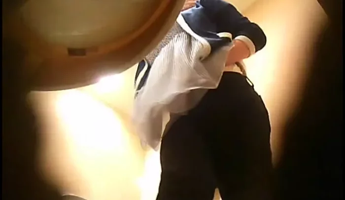 隠しカメラで盗撮したトイレでのおしっこ映像 素人娘の無防備な姿をキャッチ のスクリーンショット 1