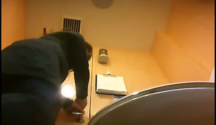 隠しカメラで盗撮したトイレでのおしっこ映像 素人娘の無防備な姿をキャッチ のスクリーンショット 3