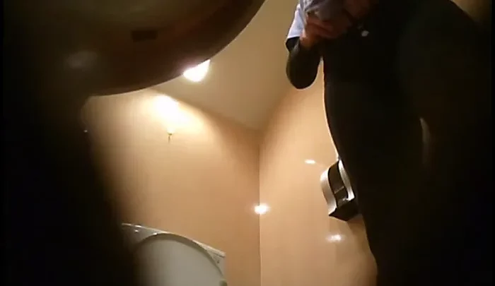 隠しカメラで盗撮したトイレでのおしっこ映像 素人娘の無防備な姿をキャッチ のスクリーンショット 4
