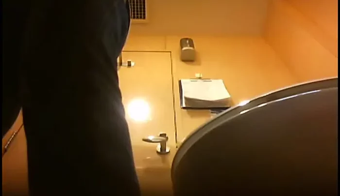 隠し撮りトイレ盗撮 新作隠しカメラ アジアンピッシング トイレスパイ覗き映像 のスクリーンショット 2