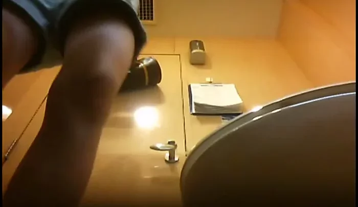 隠し撮りトイレ盗撮 新作隠しカメラ アジアンピッシング トイレスパイ覗き映像 のスクリーンショット 4