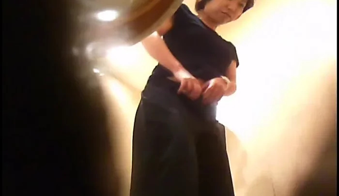 隠し撮りトイレ盗撮 新作 アジア人女性のおしっこ トイレスパイ覗き映像 のスクリーンショット 3