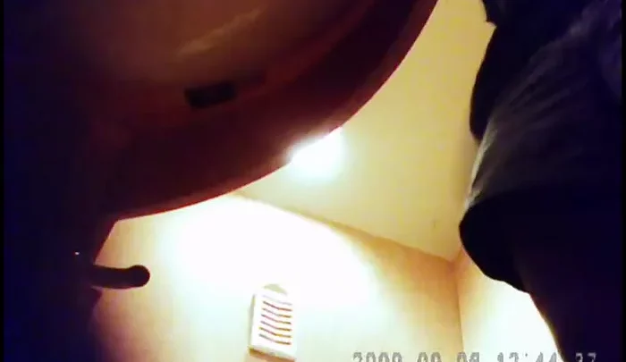 隠しカメラで盗撮したトイレでの様子を収録。アジア系女性が用を足す隠撮映像。 のスクリーンショット 3