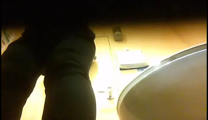 隠しカメラで盗撮したトイレでの様子を収録。アジア系女性が用を足す隠撮映像。 のスクリーンショット 4