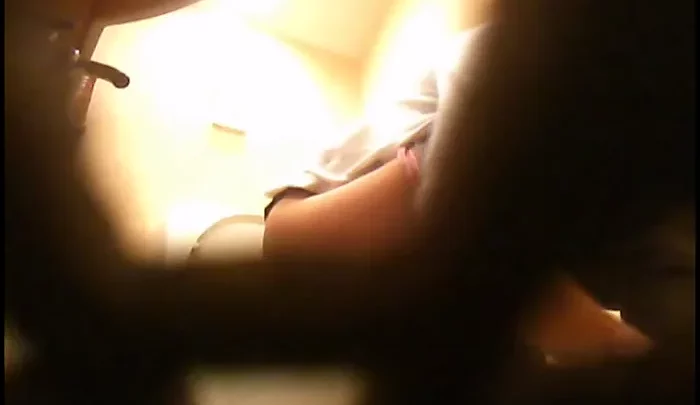 隠しカメラで盗撮したトイレでのおしっこ映像 素人女性の無防備な姿 のスクリーンショット 2