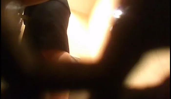 隠しカメラで盗撮したトイレでのおしっこ映像 素人女性の無防備な姿 のスクリーンショット 3