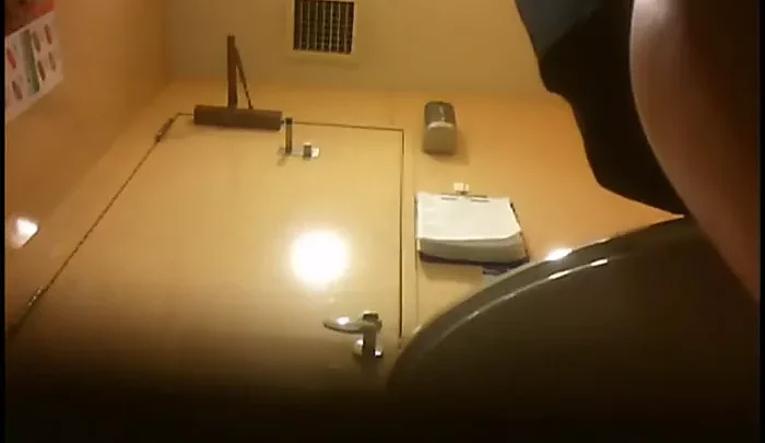 隠し撮りトイレ盗撮 日本人女性のおしっこ隠撮動画 のスクリーンショット 4