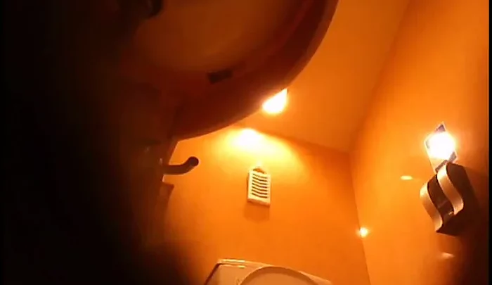 隠し撮りトイレ盗撮 新作トイレ隠カメ アジアンビキニ美女のおしっこ盗撮 のスクリーンショット 1
