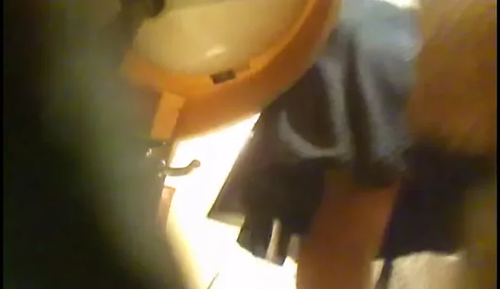 隠し撮りトイレ盗撮 新作トイレ隠カメ アジアンビキニ美女のおしっこ盗撮 のスクリーンショット 2