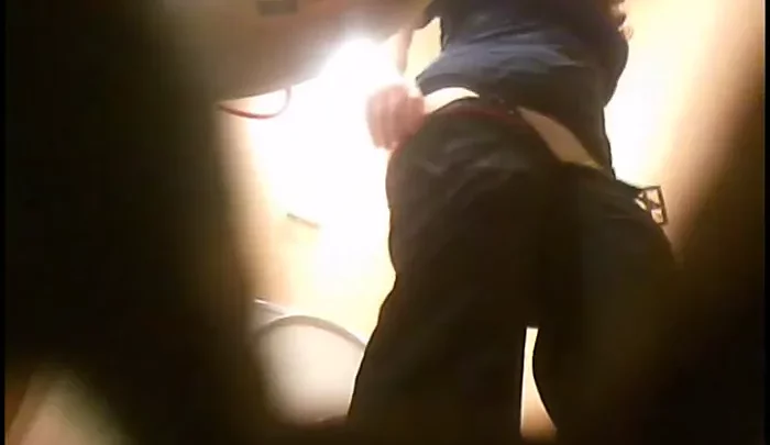 隠し撮りトイレ盗撮 新作隠しトイレ アジアンピッシング トイレスパイ覗き動画 のスクリーンショット 2