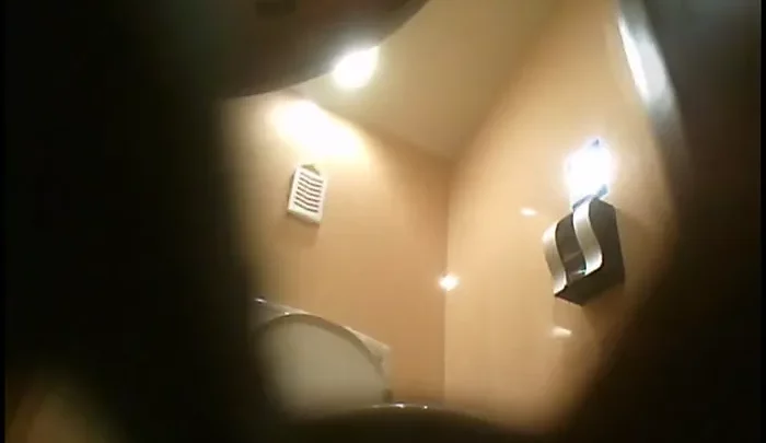 隠し撮りトイレ盗撮 新作隠しトイレ アジアンピッシング トイレスパイ覗き動画 のスクリーンショット 3