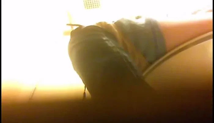 隠しカメラで盗撮したトイレでのおしっこ映像 素人女性の無防備な姿を捉えた隠撮動画 のスクリーンショット 1