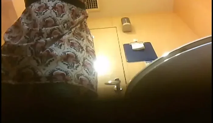 隠しカメラで盗撮したトイレでのおしっこ映像 素人女性の無防備な姿を捉えた隠撮動画 のスクリーンショット 3