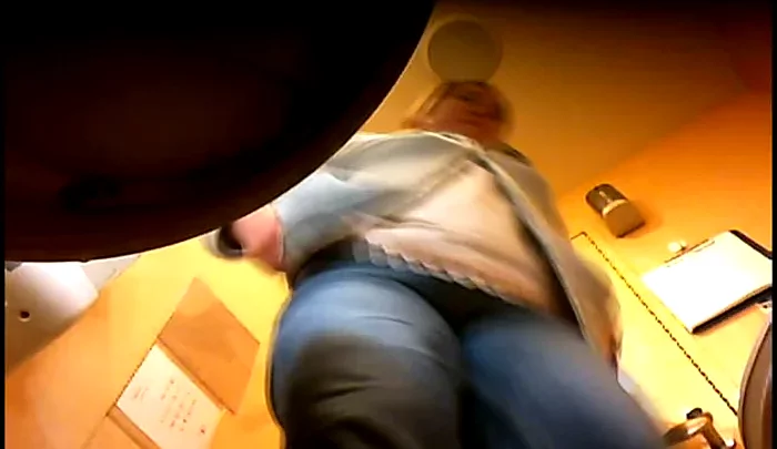隠し撮りトイレ盗撮 女性用トイレに仕掛けたカメラで覗き見 おしっこ盗撮映像 のスクリーンショット 3