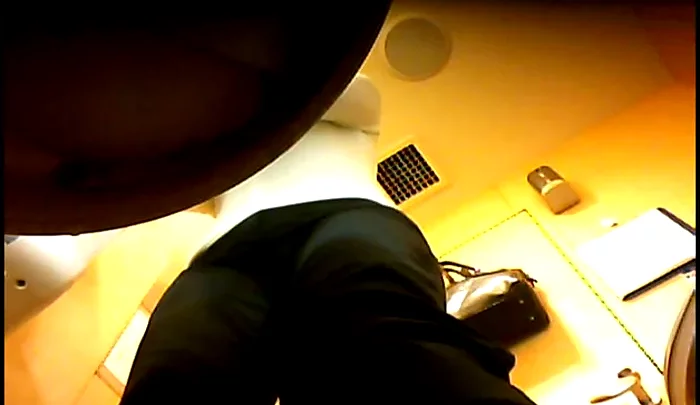 隠し撮りトイレ盗撮 女性用トイレに仕掛けたカメラで覗き見 おしっこ盗撮映像 のスクリーンショット 4