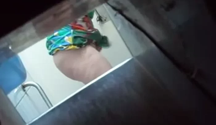 フランスの若くスリムな美女たちのトイレ盗撮シリーズ第5弾！隠しカメラで捉えた密室のプライベート のスクリーンショット 1