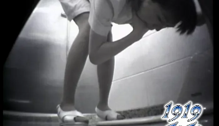 恥ずかしがり屋の女性たちが和式トイレで用を足す盗撮映像 のスクリーンショット 1
