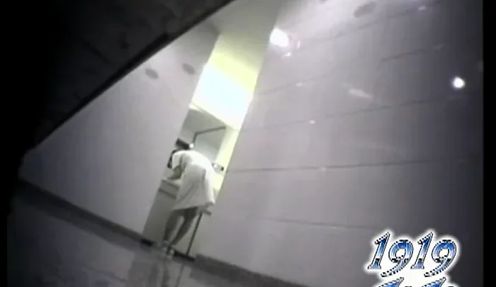 恥ずかしがり屋の女性たちが和式トイレで用を足す盗撮映像 のスクリーンショット 2