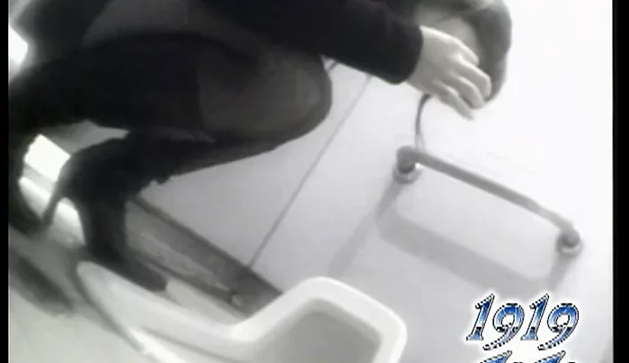 恥ずかしがり屋の女性たちが和式トイレで用を足す盗撮映像 のスクリーンショット 4