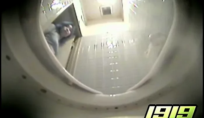 恥ずかしがり屋の女性たちが利用する和式トイレの盗撮映像 ホストクラブ内の様子を捉えた隠し撮り のスクリーンショット 1