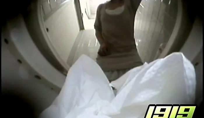 恥ずかしがり屋の女性たちが利用する和式トイレの盗撮映像。ホストクラブ内の様子を捉えた隠しカメラ作品。 のスクリーンショット 3