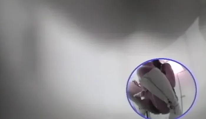 恥ずかしがり屋の女性たちが利用する和式トイレの盗撮映像。ホストクラブ内のトイレで撮影された隠しカメラ作品。 のスクリーンショット 1