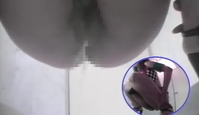 恥ずかしがり屋の女性たちが利用する和式トイレの盗撮映像。ホストクラブ内のトイレで撮影された隠しカメラ作品。 のスクリーンショット 3