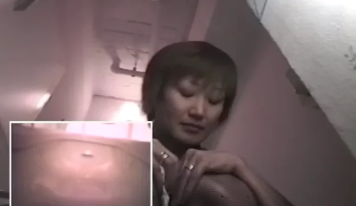 恥ずかしがり屋の女性たちが和式トイレで用を足す盗撮映像 のスクリーンショット 2