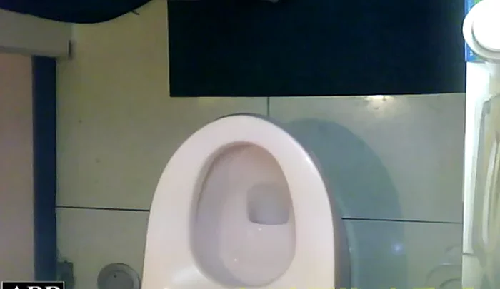 3視点洗面所 トイレ盗撮 日本の女子が放尿する様子を隠しカメラで捉えた映像 のスクリーンショット 3